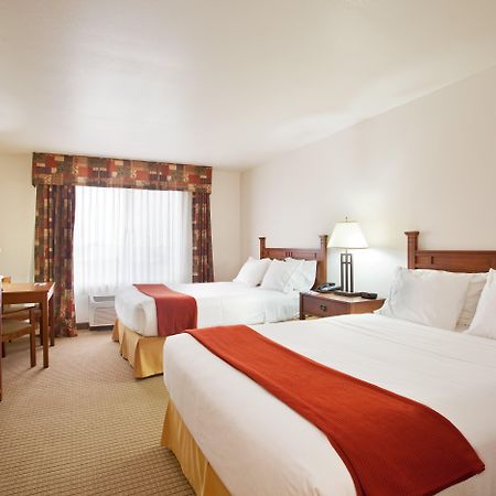 Holiday Inn Express Hotel & Suites Mattoon By Ihg Стая снимка